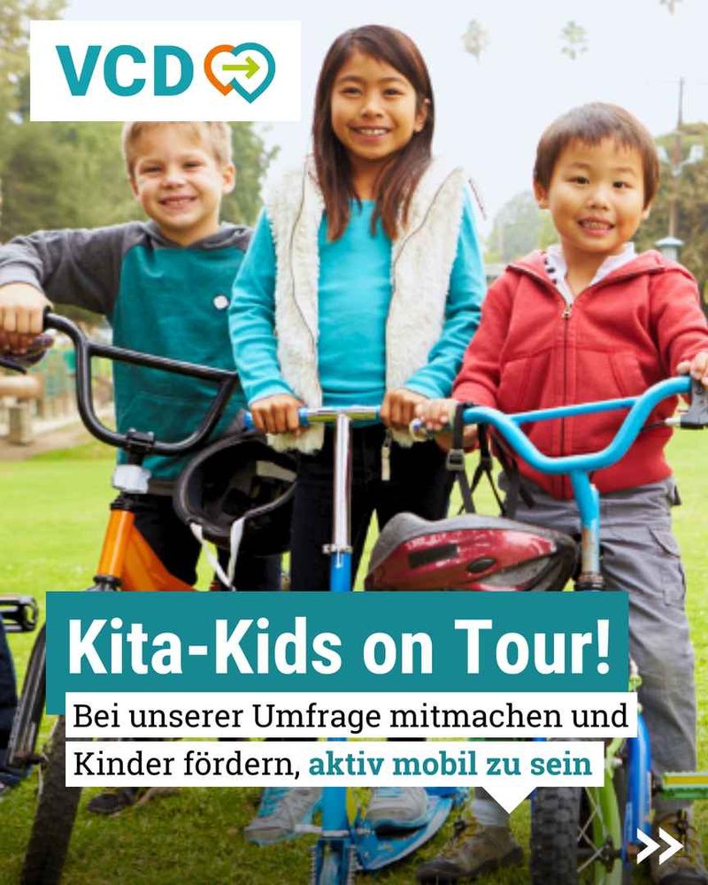 Auf dem Foto sind drei Kinder auf ihren Fahrrädern zu sehen, links oben ist das VCD-Logo abgebildet und als Titel ist zu lesen: Kita-Kids on Tour! Bei unserer Umfrage mitmachen und Kinder fördern, aktiv mobil zu sein.
