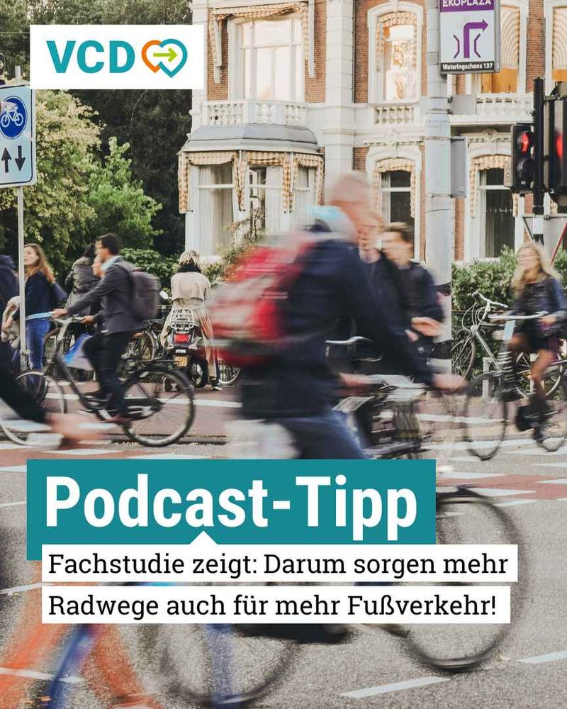 Eine Grafik mit folgendem Text im Vordergrund: „Podcast-Tipp“ Fahrstudie zeigt: Darum sorgen mehr Radwege auch für mehr Fußverkehr!
Im Hintergrund ist eine Straßenkreuzung mit mehreren Radwegen zu sehen, auf der viele Menschen mit dem Fahrrad fahren und einige laufen. Sie fahren so schnell, dass sie teilweise unscharf sind.
Oben Links ist das VCD Logo abgebildet. 