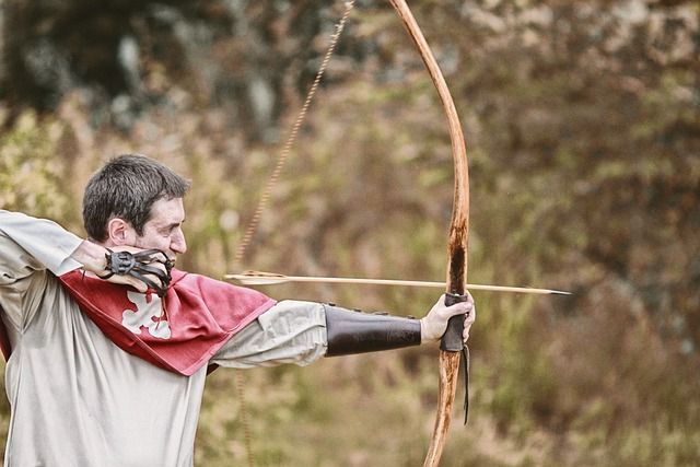 Un archer en tenue du moyen âge en train de bander son arc;
© Buono Del Tesoro pour Pixabay