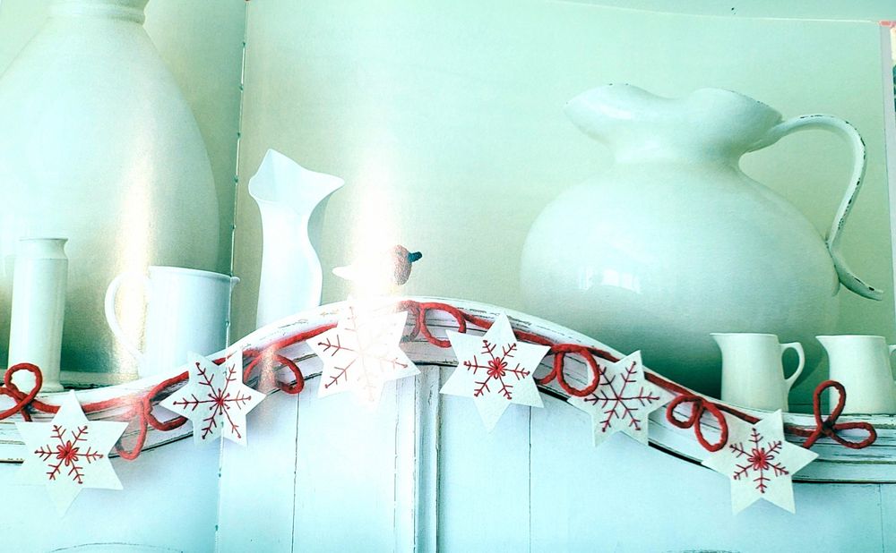 Wavy, red and white mantelpiece snowflake garland