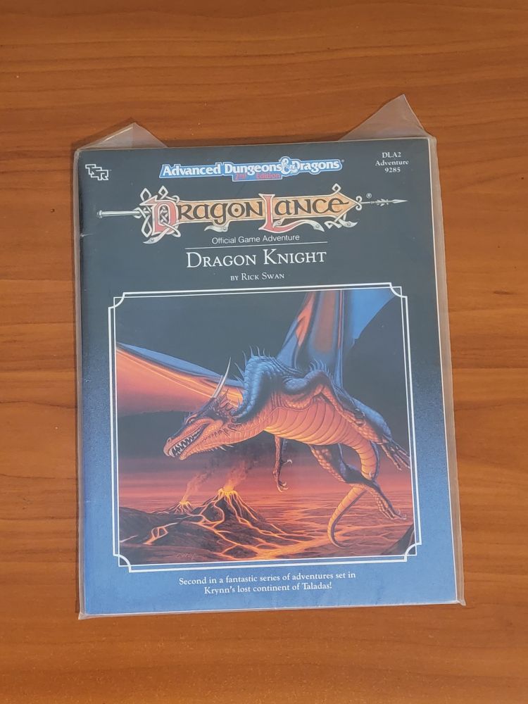 Dragon Knight adventure module is here alone, in its plastic. In very good condition. A vintage 80s style fantasy painting of a dragon flying over a volcano decorates the cover, along with the classic Advanced Dungeons & Dragons logo.