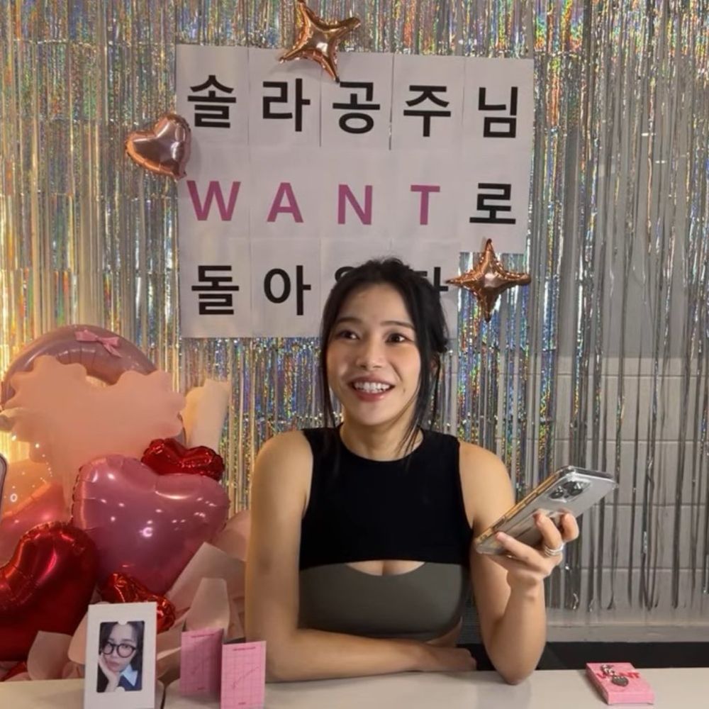 Solar of MAMAMOO reacting to a comment on her comeback live. 