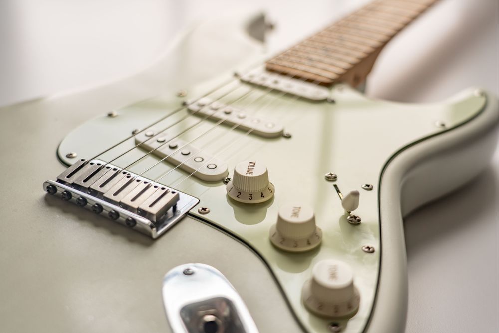 White Stratocaster with maple neck, detail of knob. 