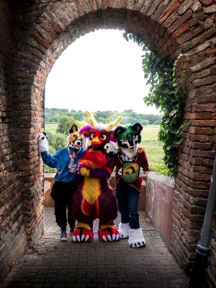 3 Fursuiter unter einem Torbogen