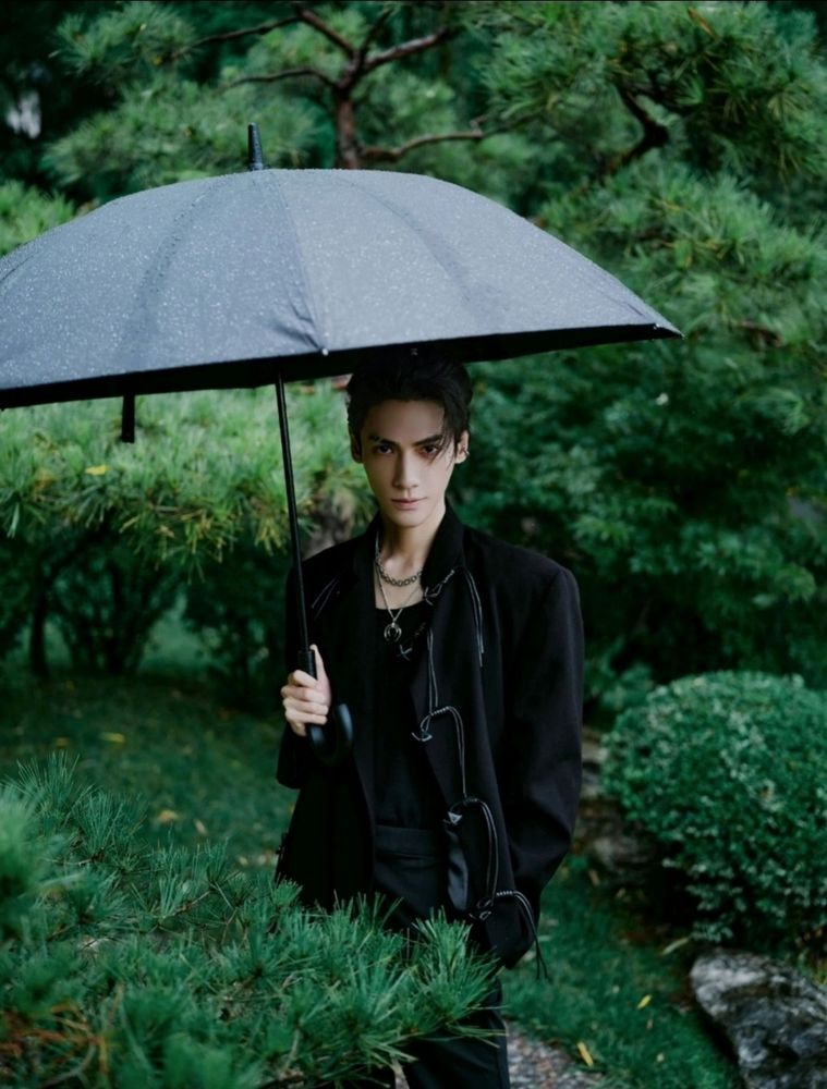 Luo Yunxi looking like a vampiric Mary Poppins