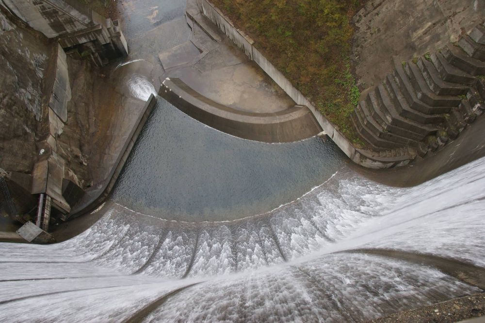 鳴子ダムのすだれ放流を天端より（2013年5月訪問時）