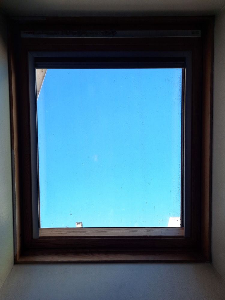 Ciel bleu au travers d'un Velux
