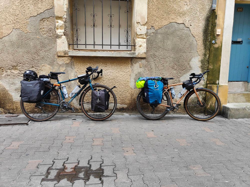 2 vélos de randonnée chargés de sacoches