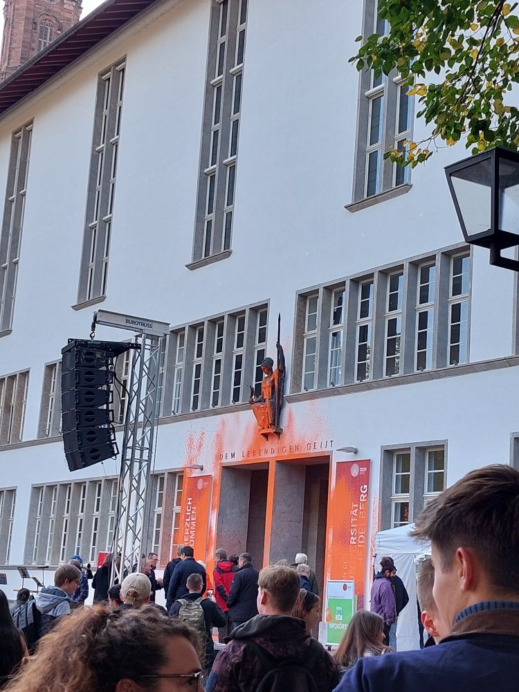 Klimakleber versprühen orangene Farbe in Heidelberg.