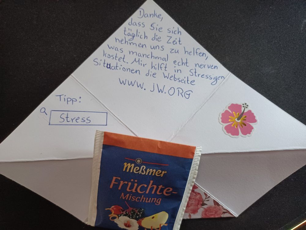 Teebeutel und Dankesbrief mit Werbung für die Zeugen Jehovas.