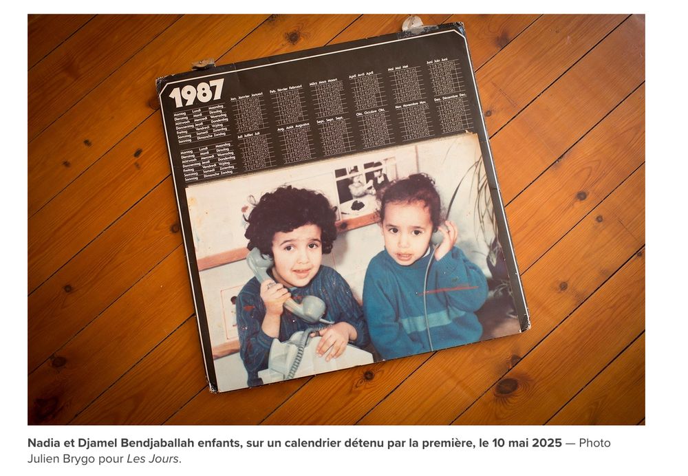 Djamel et sa sœur, enfants, sur un calendrier datant de 1987. 