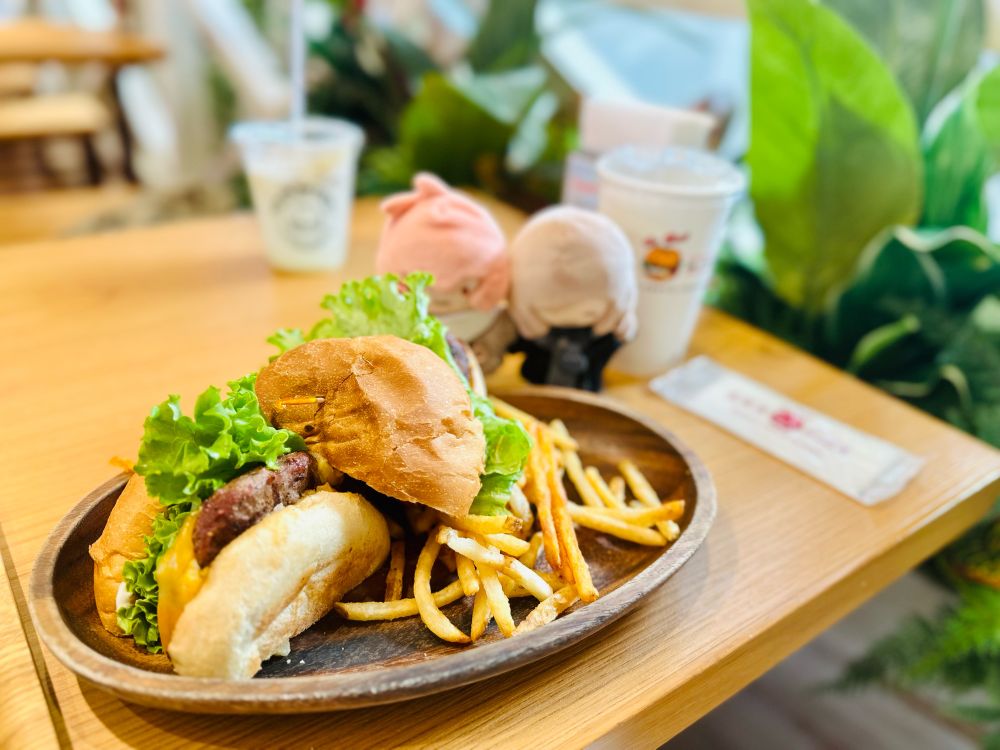 アボカドチーズバーガーのセットと、自作ぬいぐるみの2人の写真です。