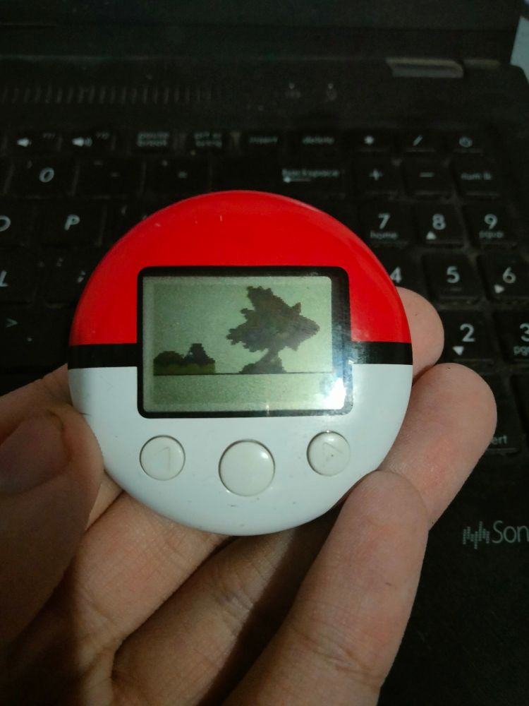Image of a PokéWalker with a Mismagius set as the partner.