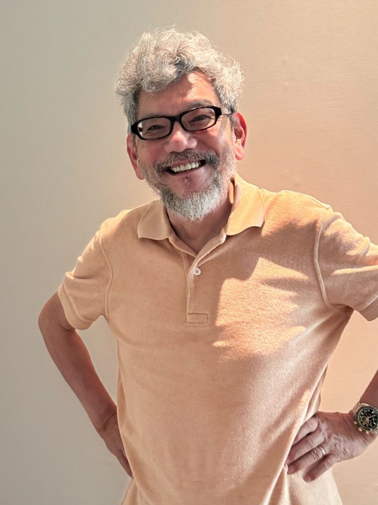 La photo de Hideaki Anno souriant.
