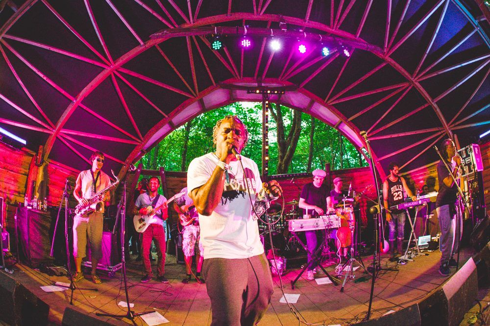 The Wrongtom Meets The Ragga Twins  band from left to right...

Casper - sax
Desta Zion - rhythm guitar
Dave - guitar
Flinty Badman - vocals
Wrongtom - percussion/backing vocals
Greg - bass
Tom - keys
Deman Rockers - vocals