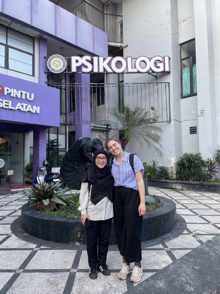Amelia Zein  und Marlene Altenmueller vor der Universitas Airlangga in Surabaya, Indonesien