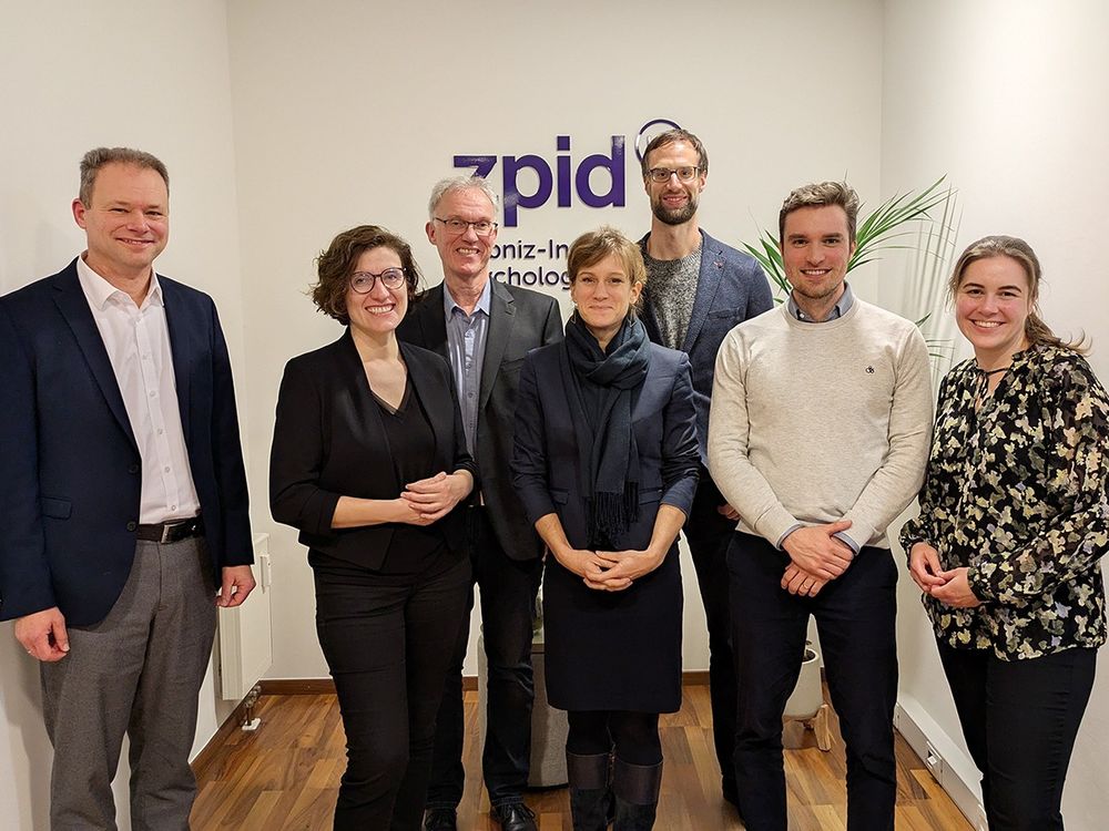 Ministerial Director Katharina Heil (center) from the Landesministerium für Wissenschaft und Gesundheit RLP discussed the new research topics at the Leibniz Institute for Psychology (ZPID) in Trier. She was joined by (from right to left) Director Prof. Dr. Kai Sassenberg, Junior Professor Dr. Kinga Bierwiaczonek, Managing Director Dr. Gabriel Schui, Research coordinator Dr. Tom Rosman, Junior Professor Dr. Frederic Hopp and Junior Professor Dr. Marlene Altenmüller. Photo: ZPID