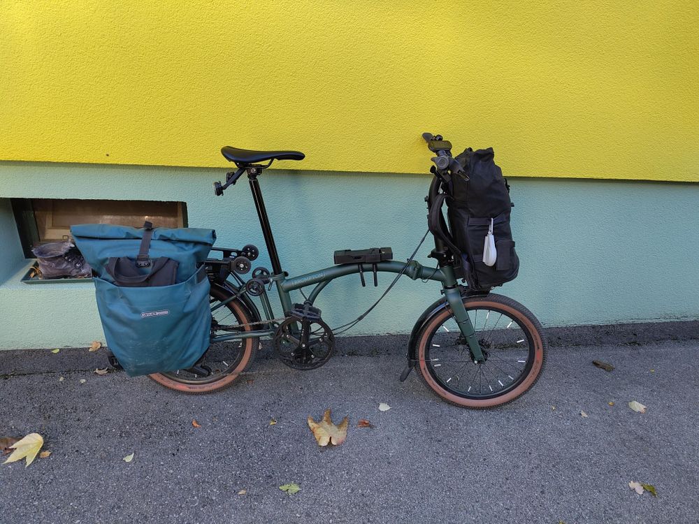 brompton G-Line mit Fronttasche und einer Ortlieb Tasche am Gepäcksträger