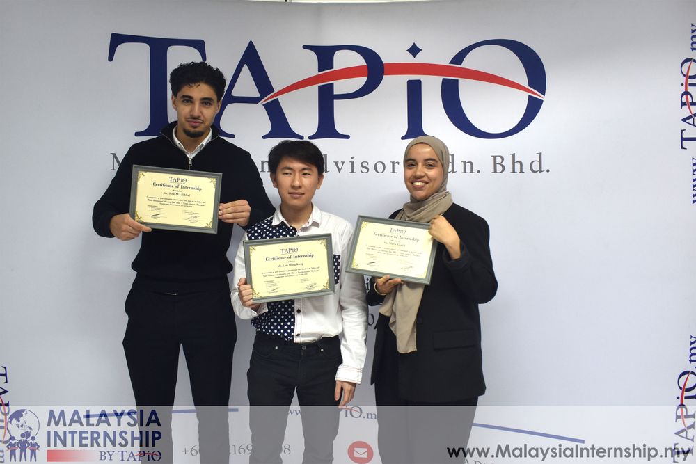 Mr. Lim Ming Kang  receives the TAPiO graduation certificate from Mr. Thomas Bernthaler, Managing Partner of TAPiO Management Advisory.