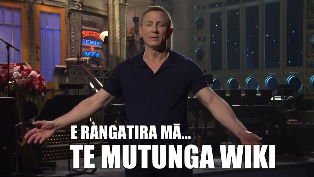 Daniel Craig introducting The Weekend on SNL, with the text: E rangatira mā... te mutunga wiki