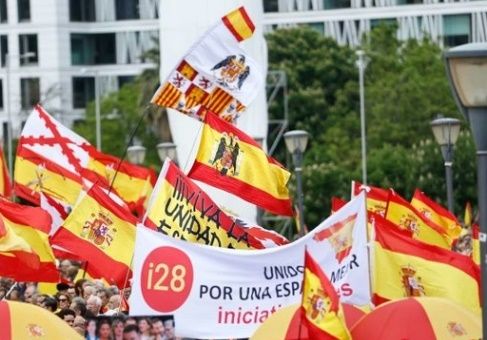 La polémica imagen que se cuela en la cobertura de Telemadrid sobre la manifestación de Colón: "Bastante representativa"