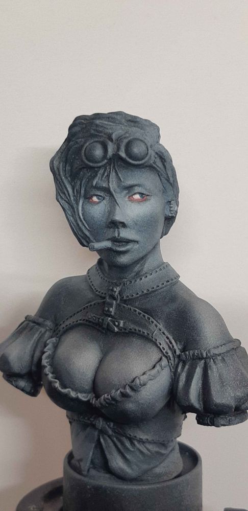 toujours le buste de la femme, vue de face seulement les yeux sont peins 