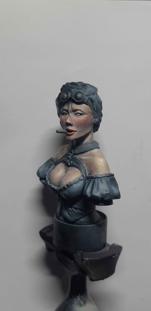 Buste d'une femme, seulement une peau blanche(un peu trop pâle est peinte) 