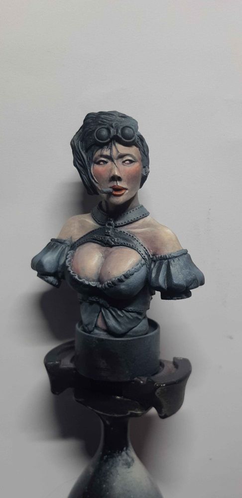 Buste d'une femme, seulement une peau blanche(un peu trop pâle est peinte) 