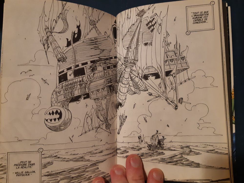 Double page du chapitre 218 "pourquoi le log pose est une sphere" de one piece, elle montre la chute depuis le ciel d'un immense galion, le navire des heros est montre comme largement plus petit a comparaison du galion. Il y a une  phrase qui accompagne le tout: "tout ce que l'imagination humaine est capable de concevoir peut se produire dand la réalité." Cette phrase est de willie gallon physicien de son état 