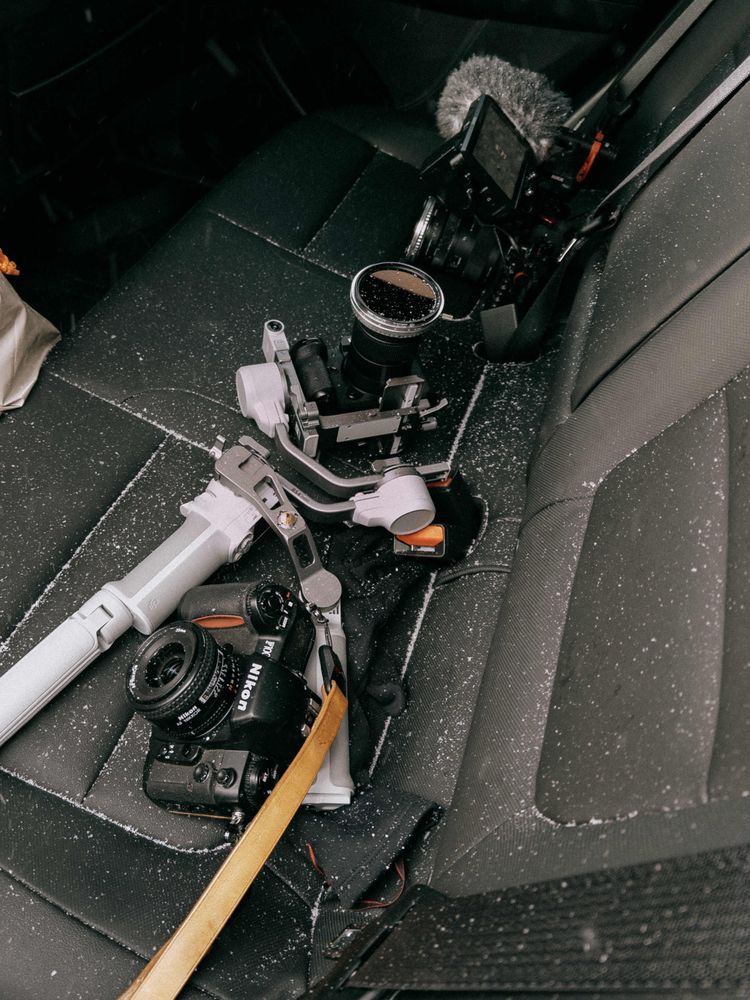 Matériel photo et vidéo recouvert de quelques flocons sur la banquette arrière de la voiture