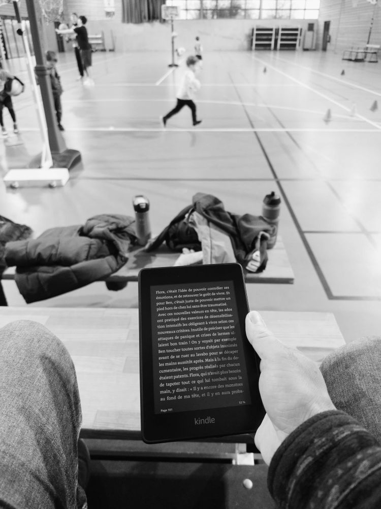Lecture pendant l’entraînement de basket de mon fils