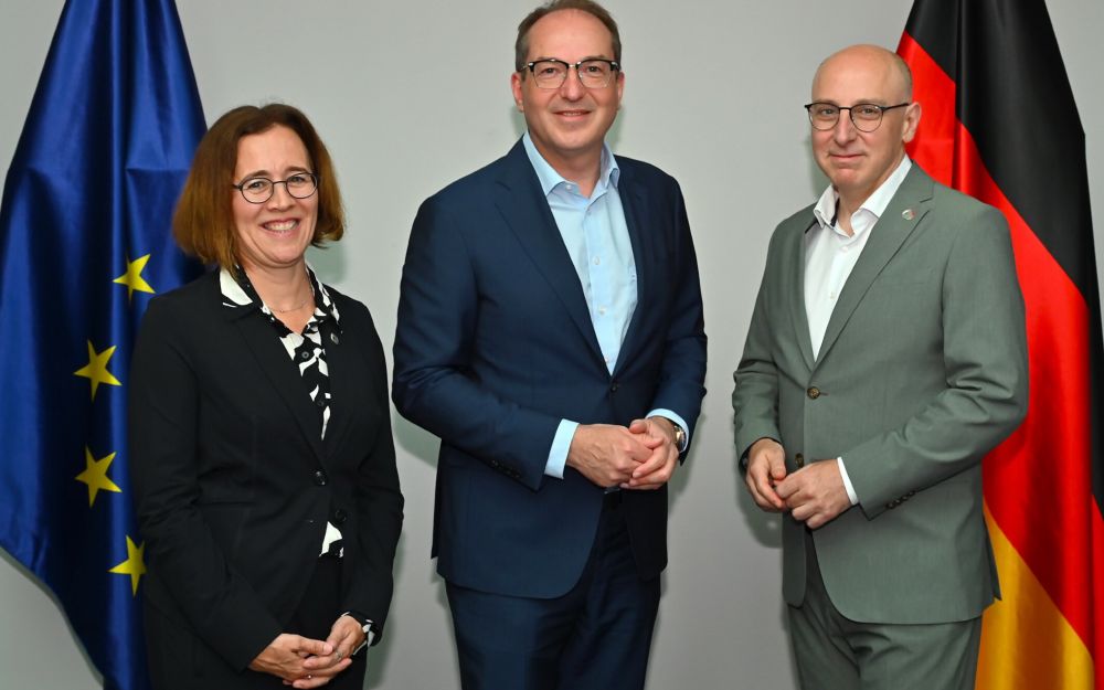  Dr. Silke Willems, Alexander Dobrindt, Sinan Selen stehen zusammen. 