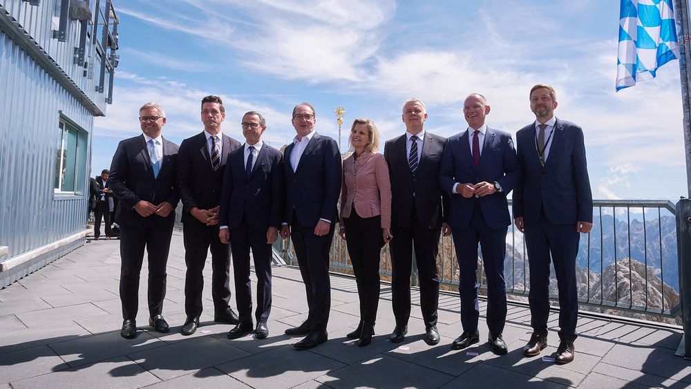 Beim Zugspitz-Summit begrüßt Innenminister Dobrindt seine europäischen Amtskollegen Retailleau, Siemoniak, Dybvad Bek, Karner, Rakušan und Kommissar Brunner.