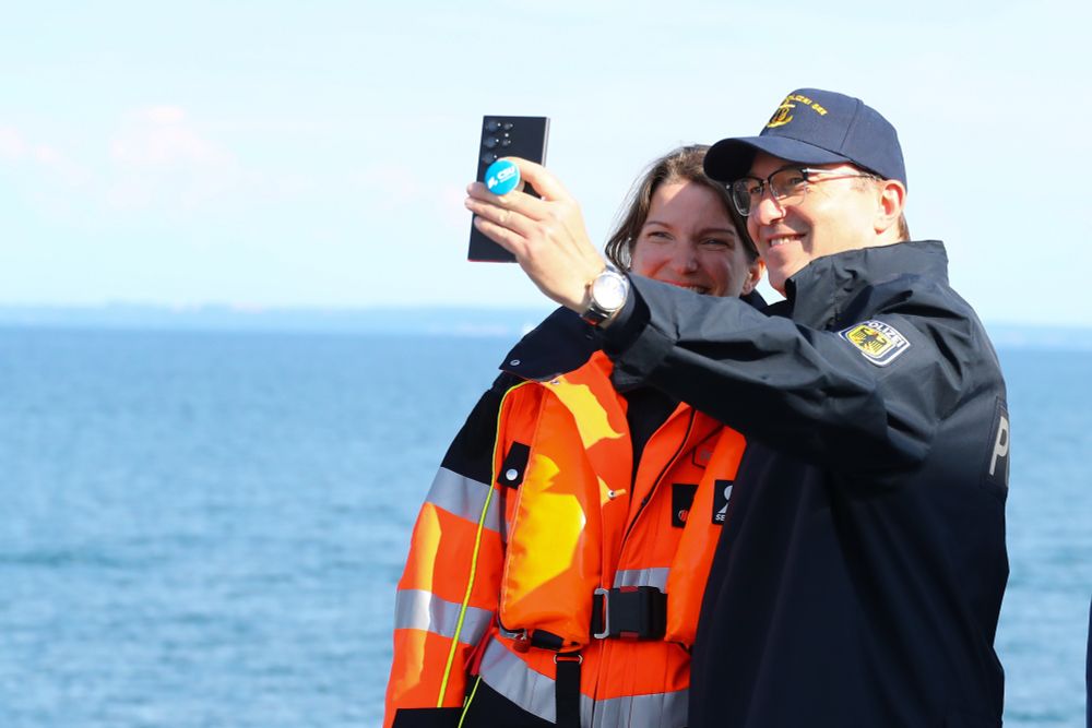 Minister Dobrindt an Bord der "Neustadt" macht ein Selfie mit einem Besatzungsmitglied