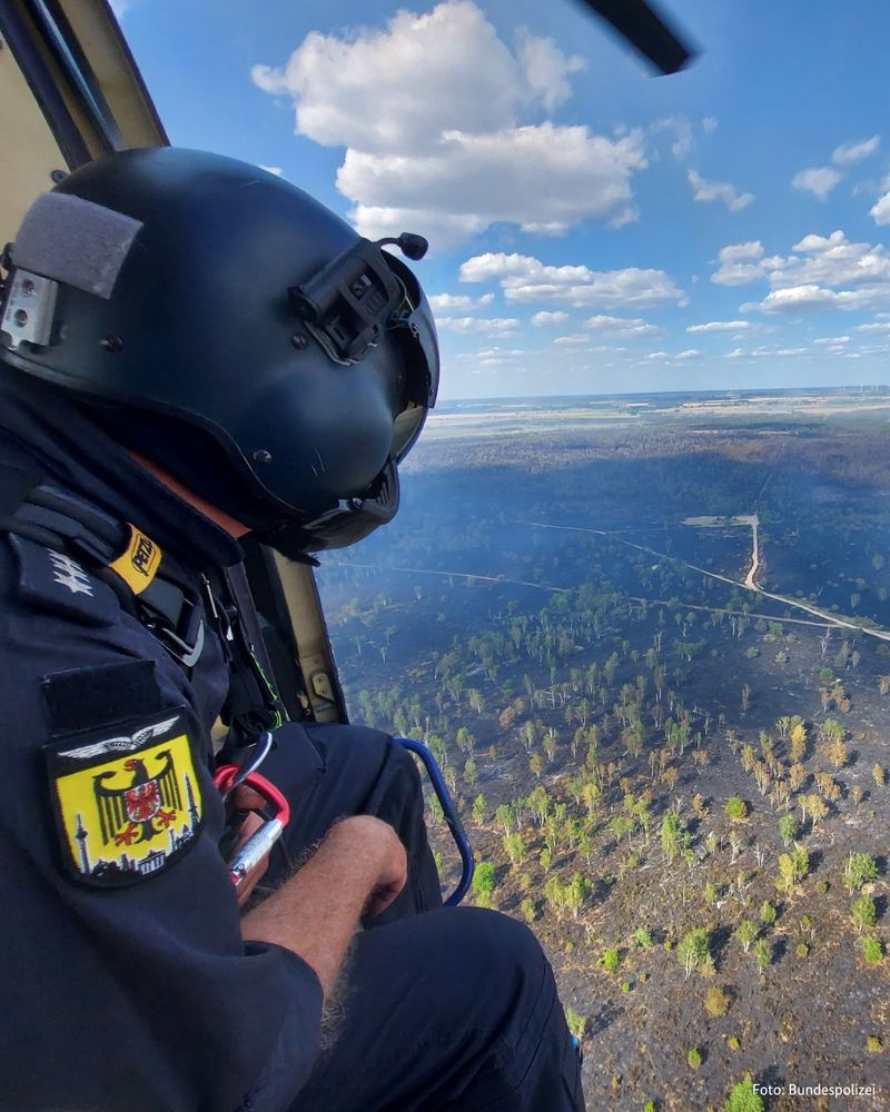 Heli über Waldbrandgebiet