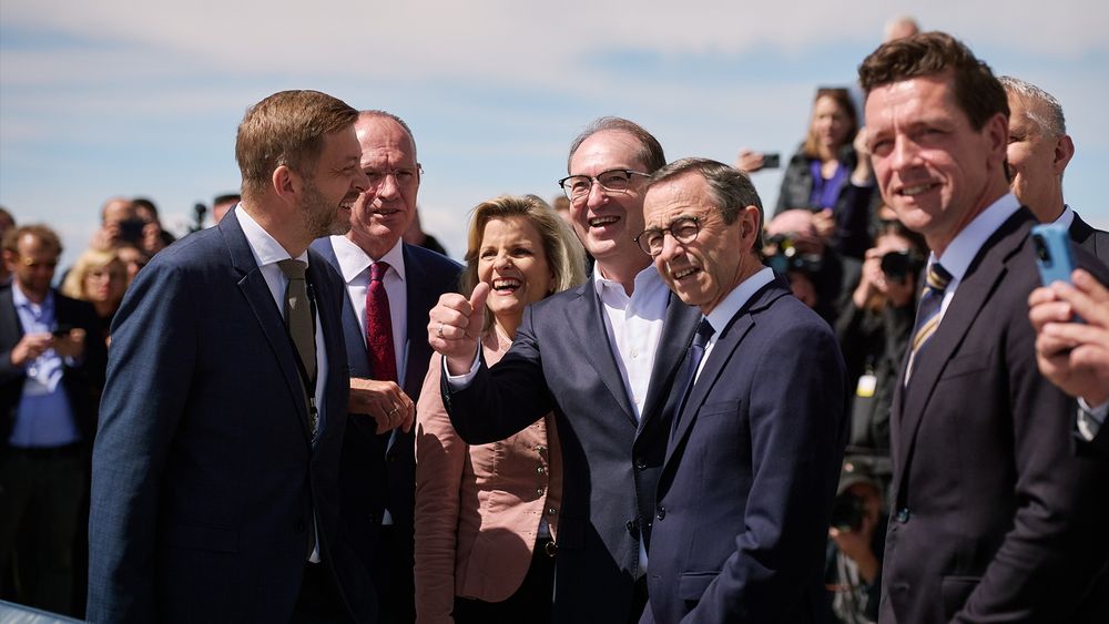 Beim Zugspitz-Summit begrüßt Innenminister Dobrindt seine europäischen Amtskollegen Retailleau, Siemoniak, Dybvad Bek, Karner, Rakušan und Kommissar Brunner.