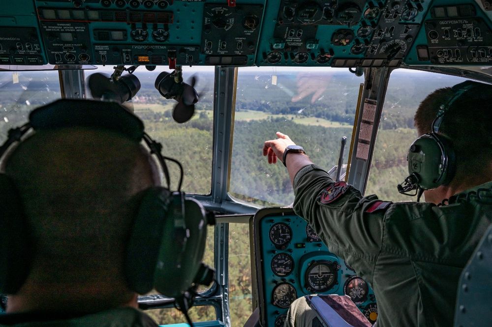eine Gruppe von Menschen in einem Hubschrauber