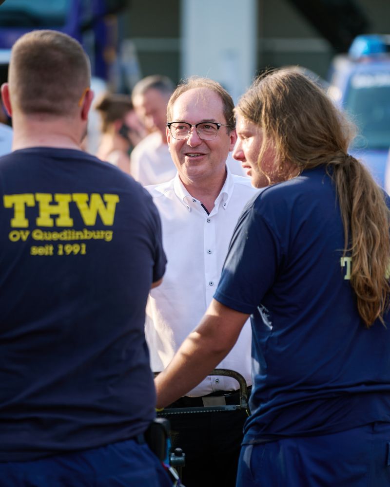 Alexander Dobrindt spricht mit Mitarbeitern des THW