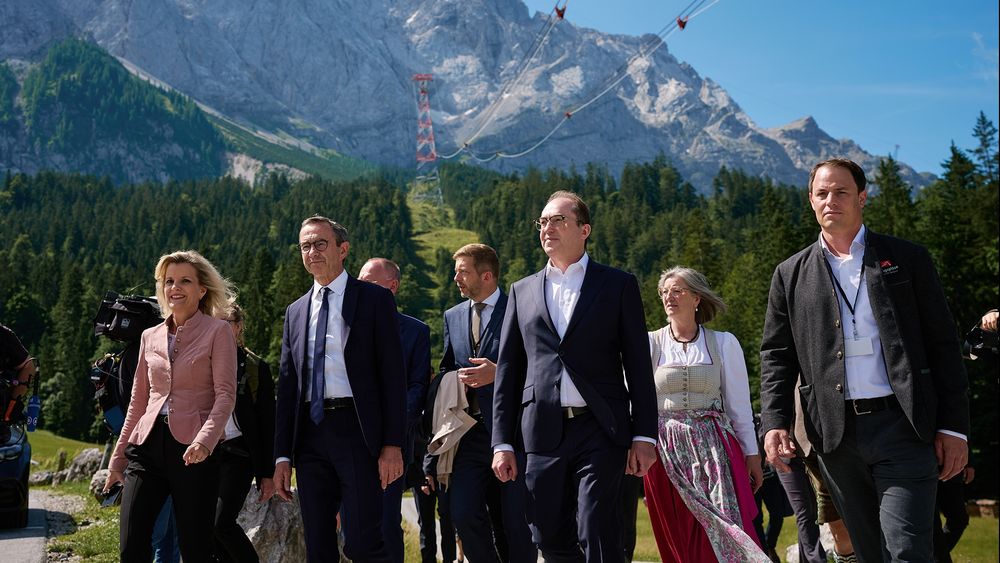 Beim Zugspitz-Summit begrüßt Innenminister Dobrindt seine europäischen Amtskollegen Retailleau, Siemoniak, Dybvad Bek, Karner, Rakušan und Kommissar Brunner.