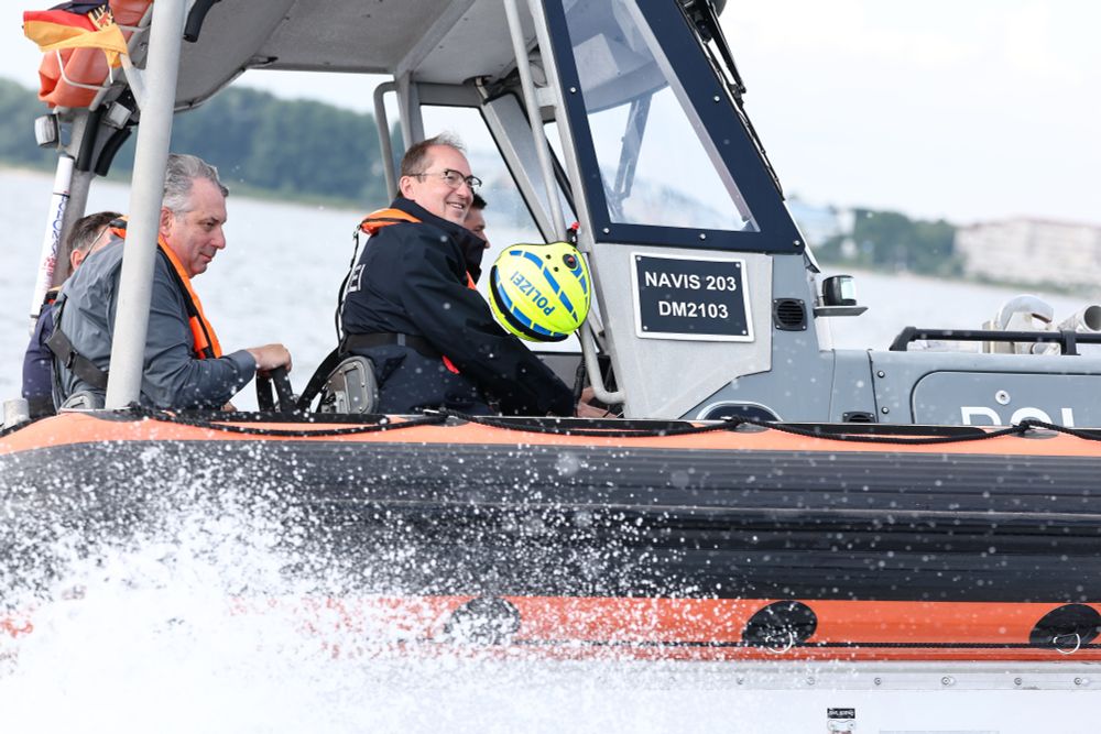 Minister Dobrindt auf einem Schnellboot 