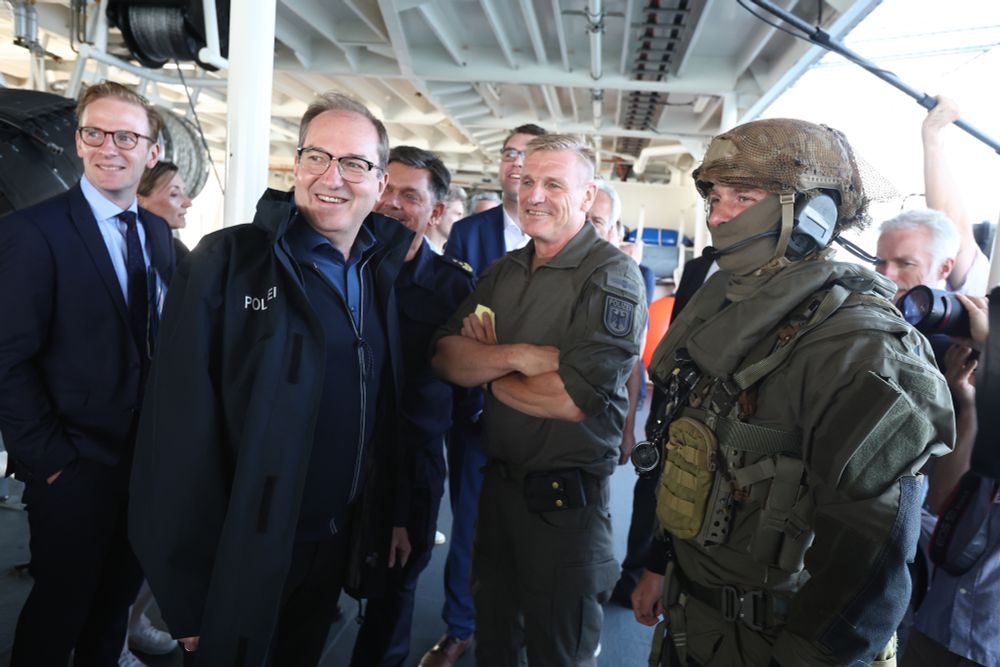 Minister Dobrindt an Bord der "Neustadt" mit der Besatzung