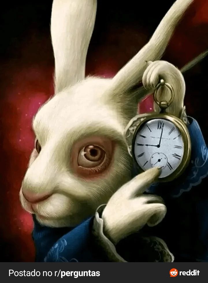 coelhinho branco com traços humanóides segura com uma mão um relógio de bolso antigo, enquanto aponta para o relógio com a outra mão