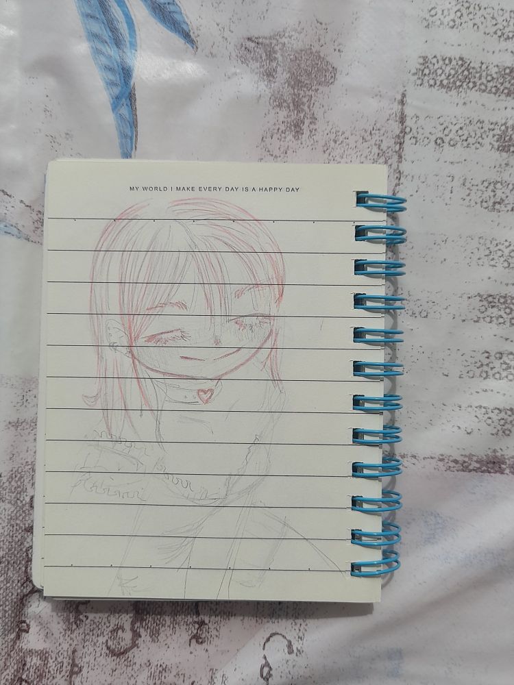 desenho em um caderninho de uma garota vista meio de cima sorrindo e com os olhos quase fechados, ela usa um vestido e um choker com coração. algumas partes da lineart são rosa