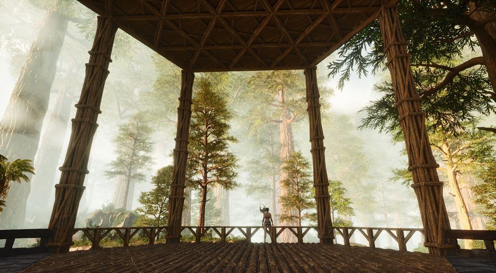 Eine Figur steht auf einem riesigen Balkon aus Holz und schaut in den Wald