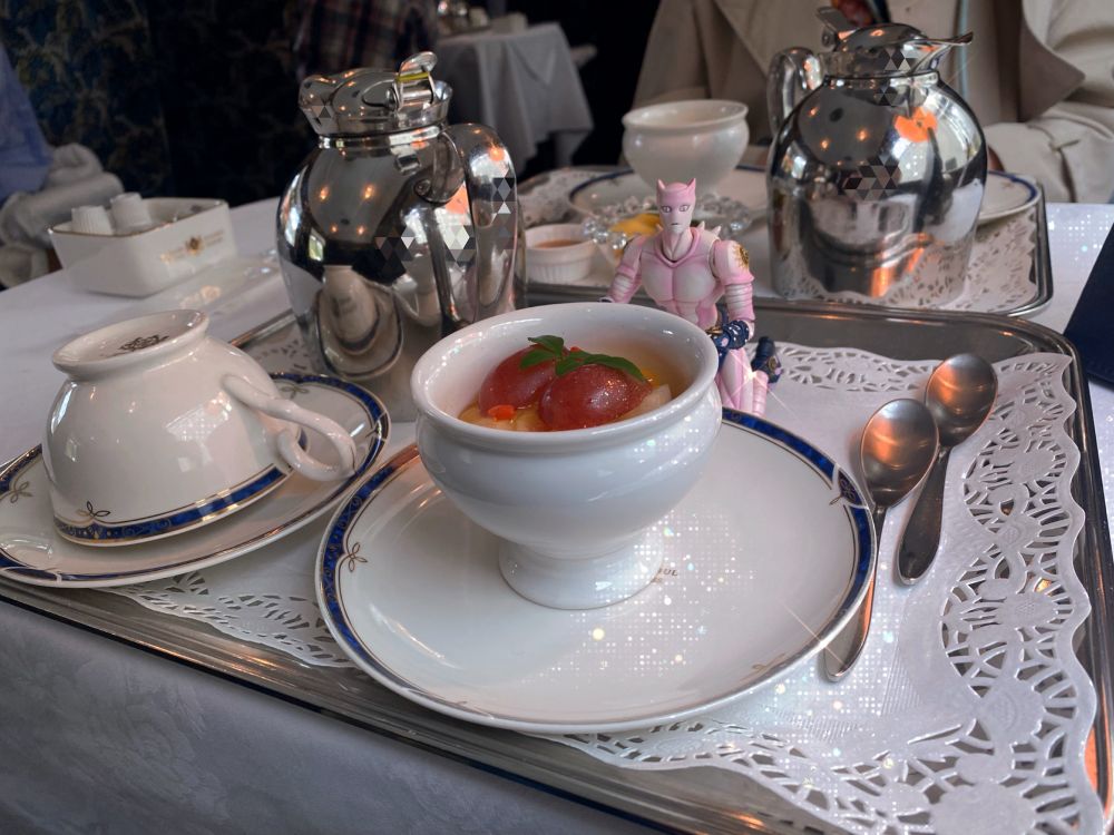 オリエント急行列車内でいただくことができるティーセットとキラークイーン