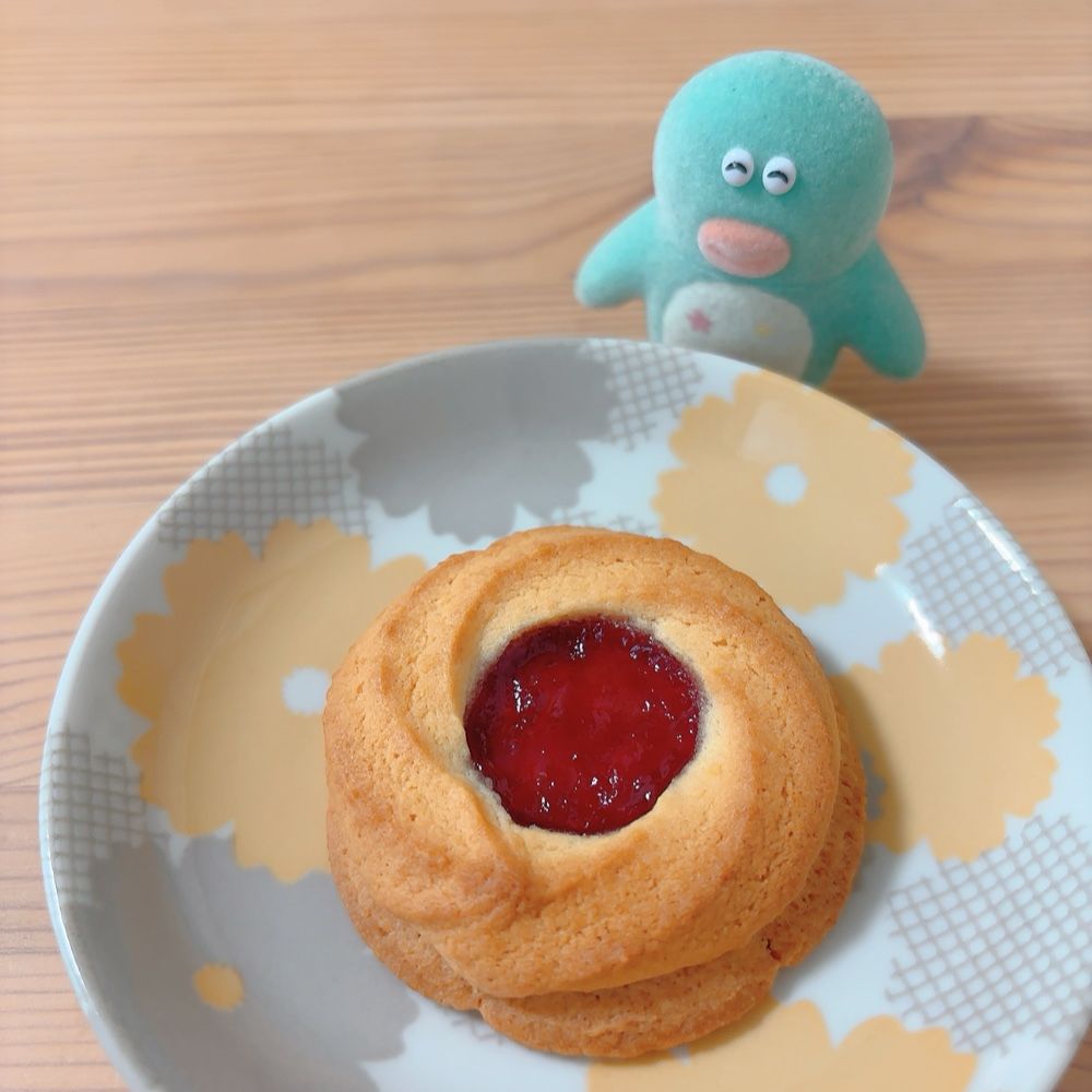 真ん中に赤いジャムの入った丸いクッキー