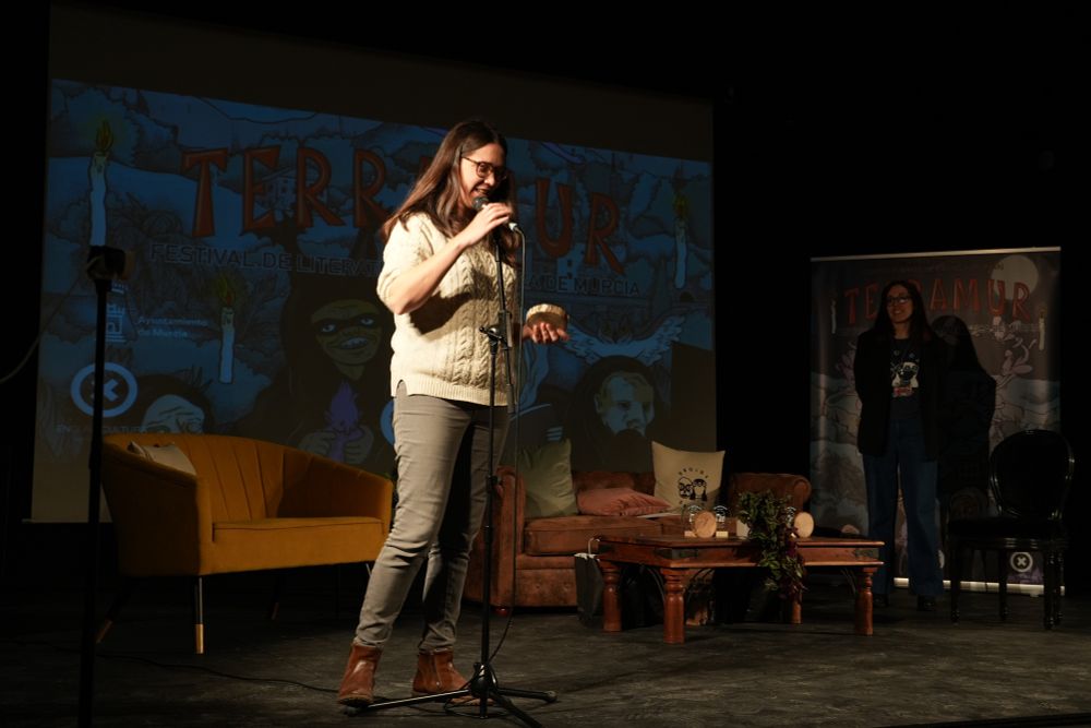 Foto de la autora, recogiendo su premio