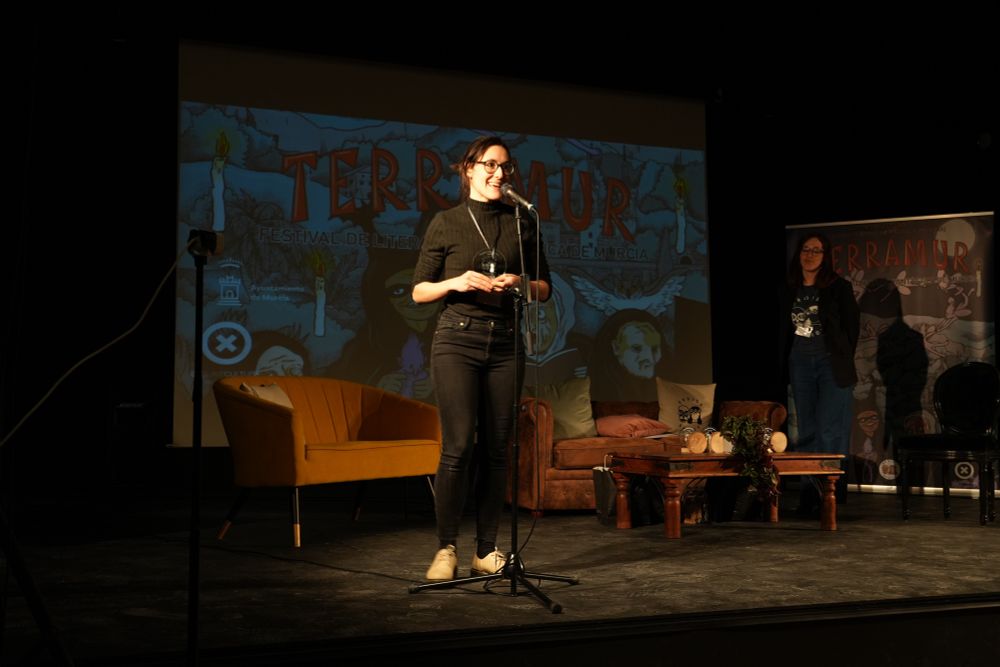 Foto de la autora, recogiendo su premio