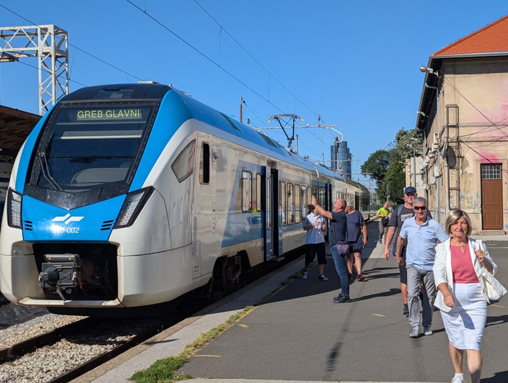 People exiting train 