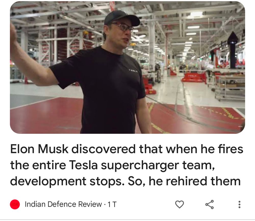 Foto eines lächelnden Mitarbeiters vin Tesla in einem automatisierten Warenlager. Darunter eine Überschrift der "Indian Defence Review" mit dem Titel: Elon discovered that when he fires the entire Tesla Supercharger team, development stops. So he rehired them."